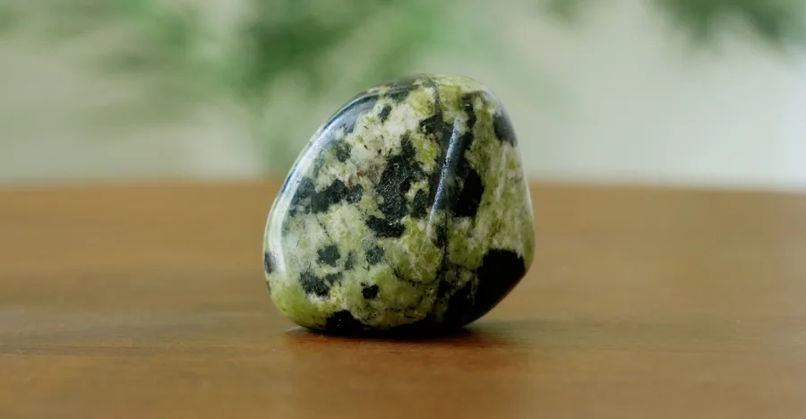 Serpentine crystal